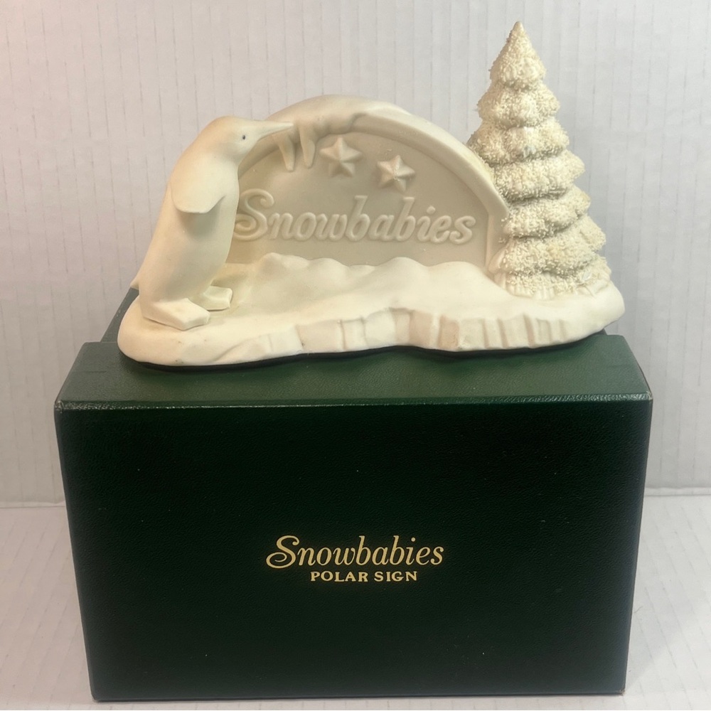 DEPARTMENT 56 SNOWBABIES PORCELAIN FIGURINE "POLAR SIGN" # 6804-7 - IOB